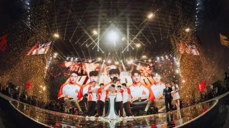 足彩比分直播 · 新浪爰彩天天盈球 中场球员的场上位置分工